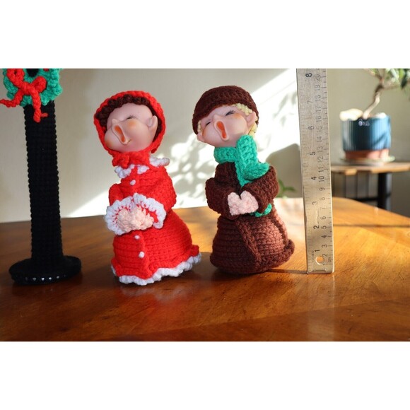 Vintage Handmade Crochet Christmas Carolers Lamp Post Figurine Set Family - Picture 4 of 11
